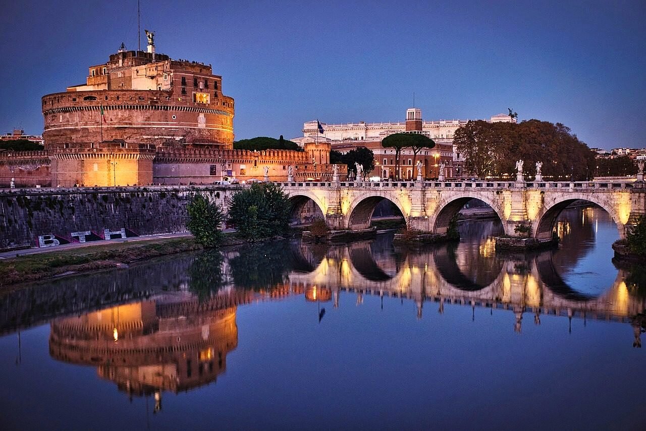 Castel Sant'Angelo en Roma, Italia, al anochecer, reflejo